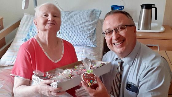 image:Image Robert Huneš s jednou z pacientek prachatického hospice.