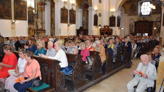 image:Image Senioři z celé diecéze zaplnili kostel Panny Marie v Hradci Králové.