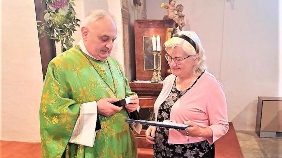 image:Image Katechetka Štěpánka Talířová získala od P. Václava Píchy medaili sv. Víta.
