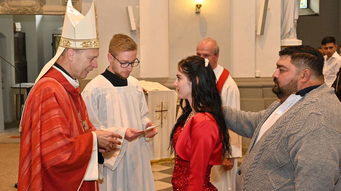 image:Image Biskup Basler při biřmování v Kojetíně.