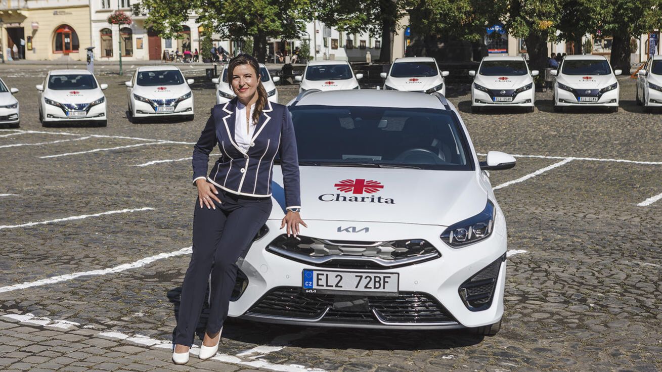 image:Image Ředitelka Karolína Wankovská s jedním z více než dvacítky ekologických vozů.