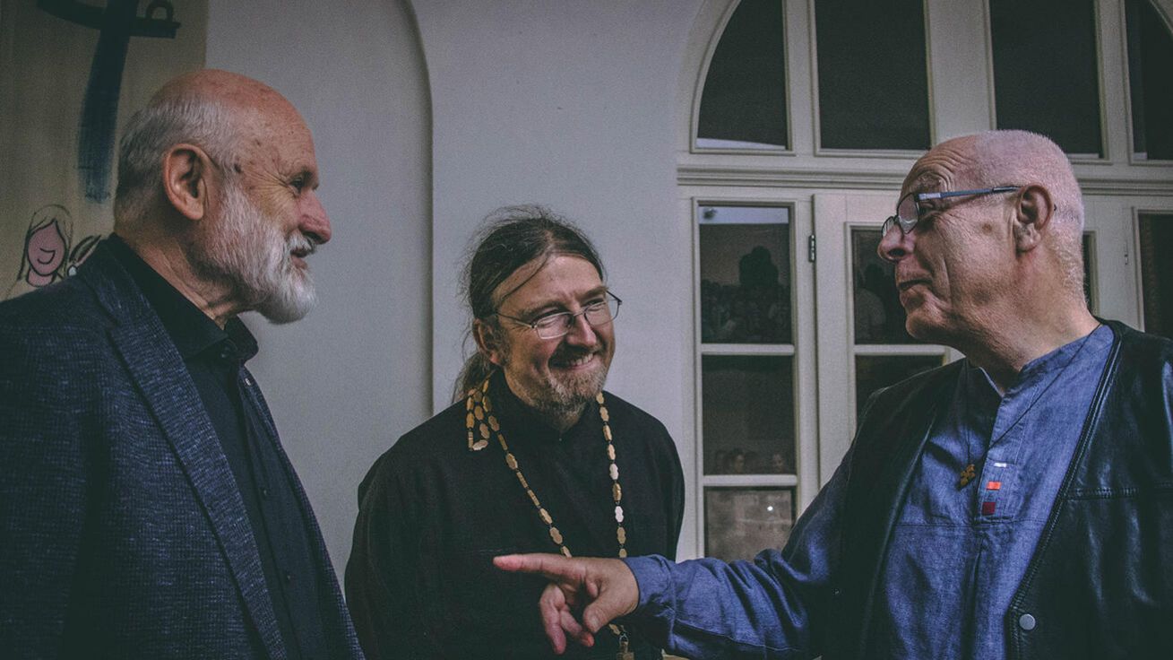 image:Image Metoděj Kout (uprostřed) s moderátorem akce Vítězslavem Vurstem a se starostou Chebu Janem Vrbou (vlevo), který nad ekumenickou konferencí společně s biskupem Tomášem Holubem převzal záštitu.