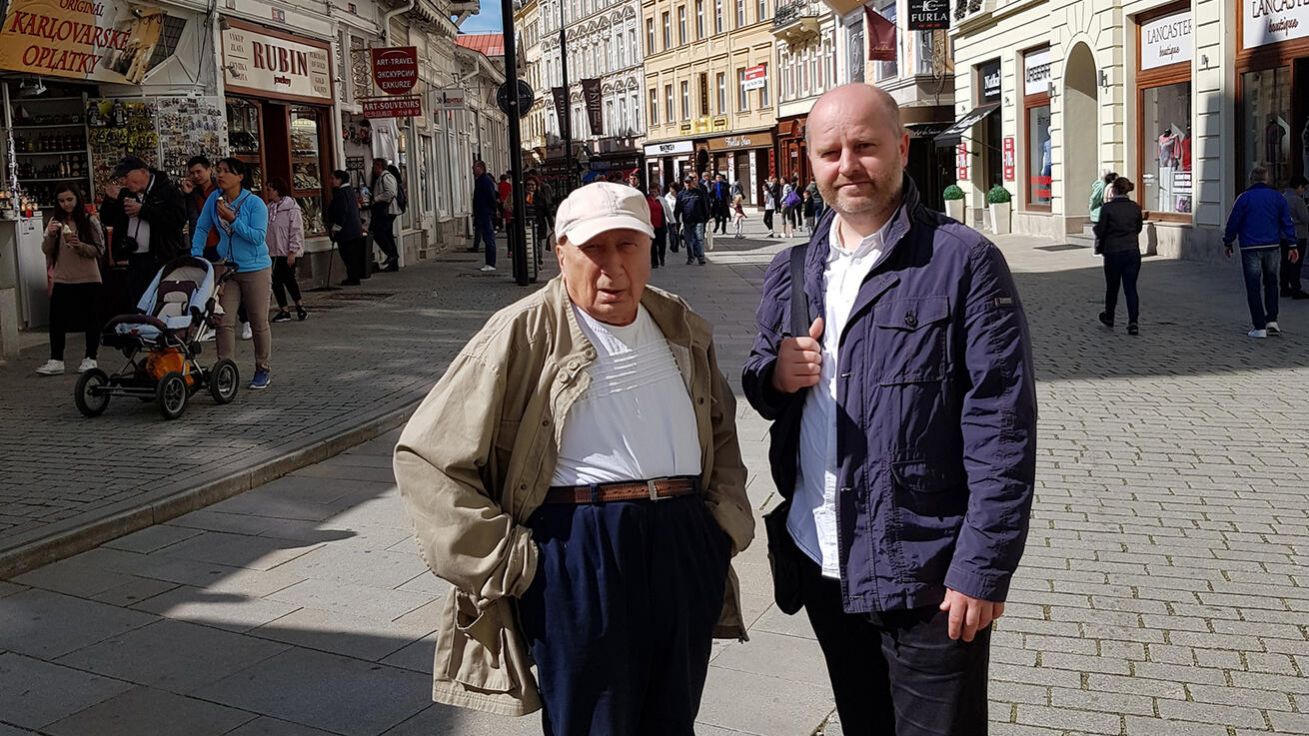 image:Image Oba ořešští duchovní na výletě v Karlových Varech.