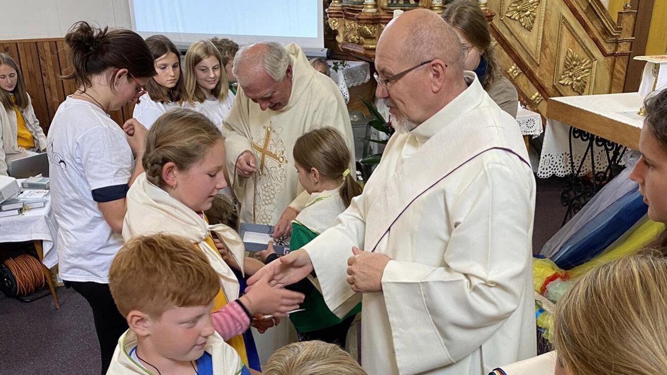 image:Image Děti se v Misijních klubkách učí podporovat misie i svědčit o své víře.