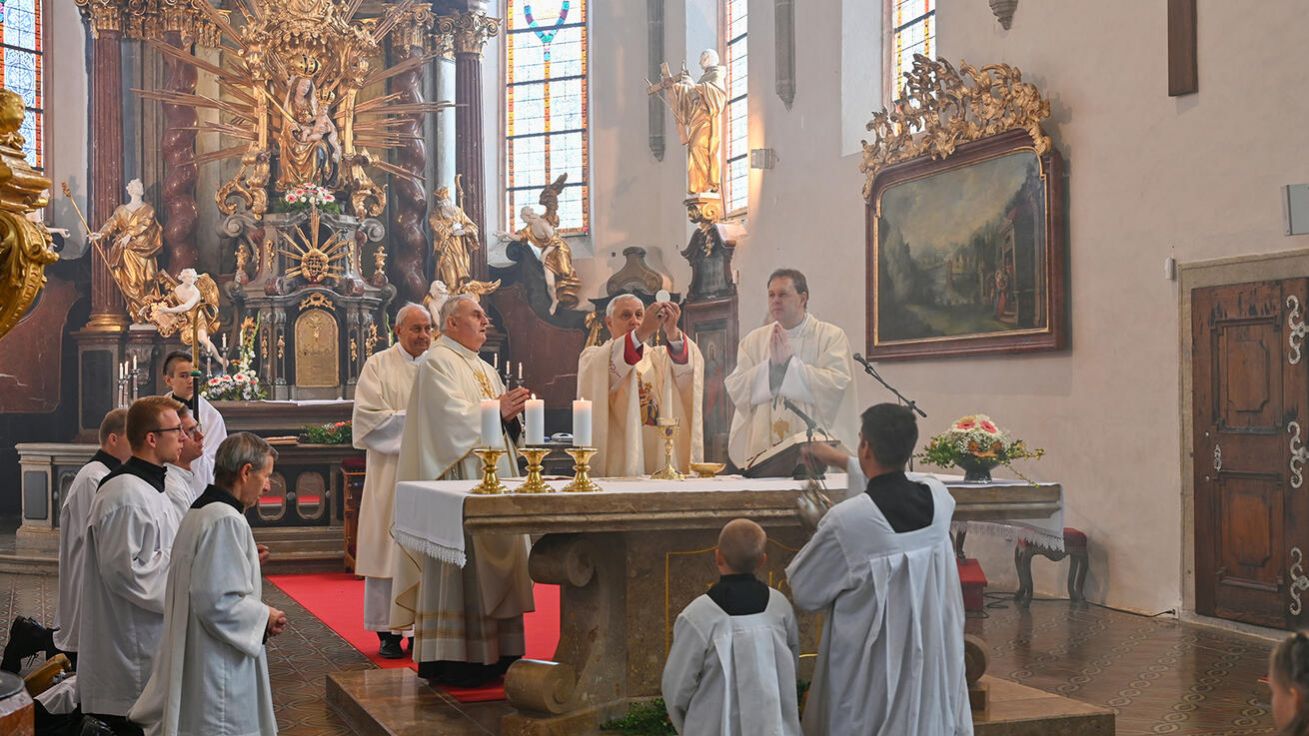 image:Image Poutníci dorazili do Kájova, kde hlavní poutní mši sv. celebroval biskup Vlastimil Kročil s P. Václavem Píchou.