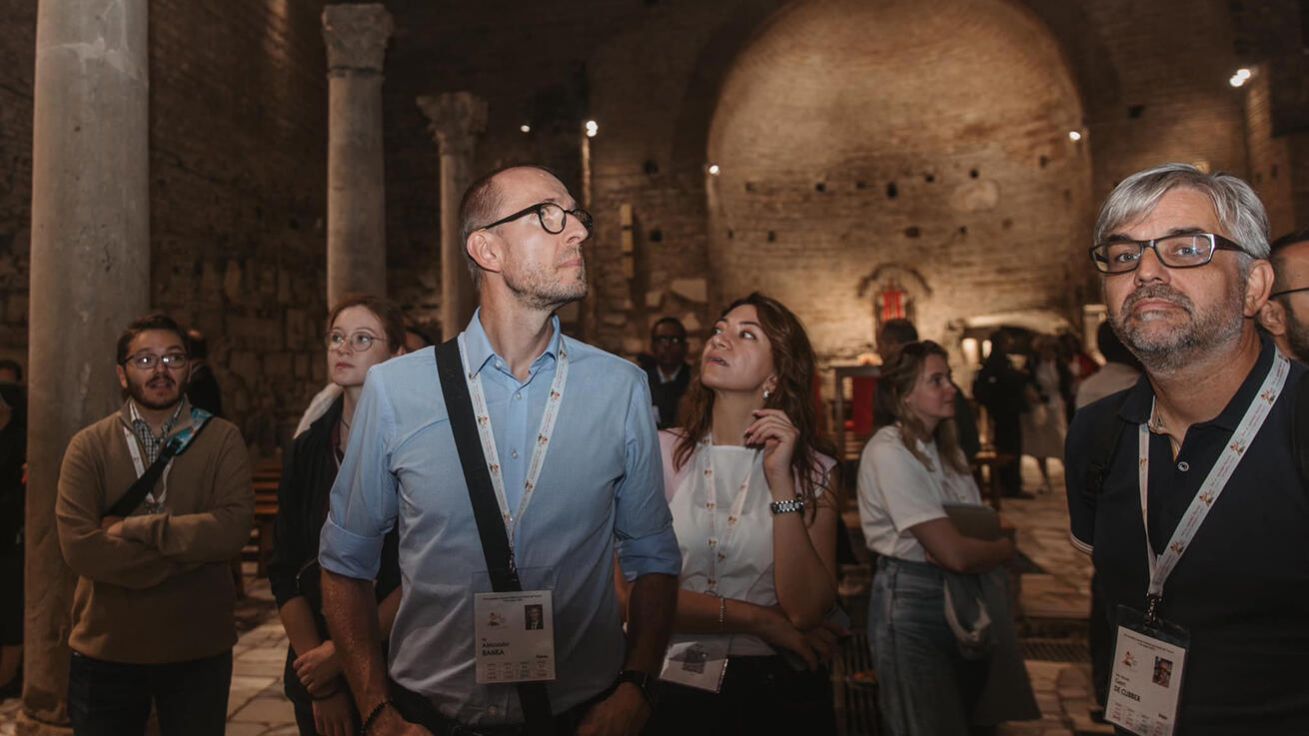 image:Image Vzdálená i nedávná církevní historie provázela účastníky při čtvrteční pouti do římských katakomb. Připomněli si nejen křesťany a mučedníky prvních staletí, ale také Pakt z katakomb z roku 1965, ve kterém část účastníků Druhého vatikánského koncilu prosazovala „chudou církev pro chudé“.