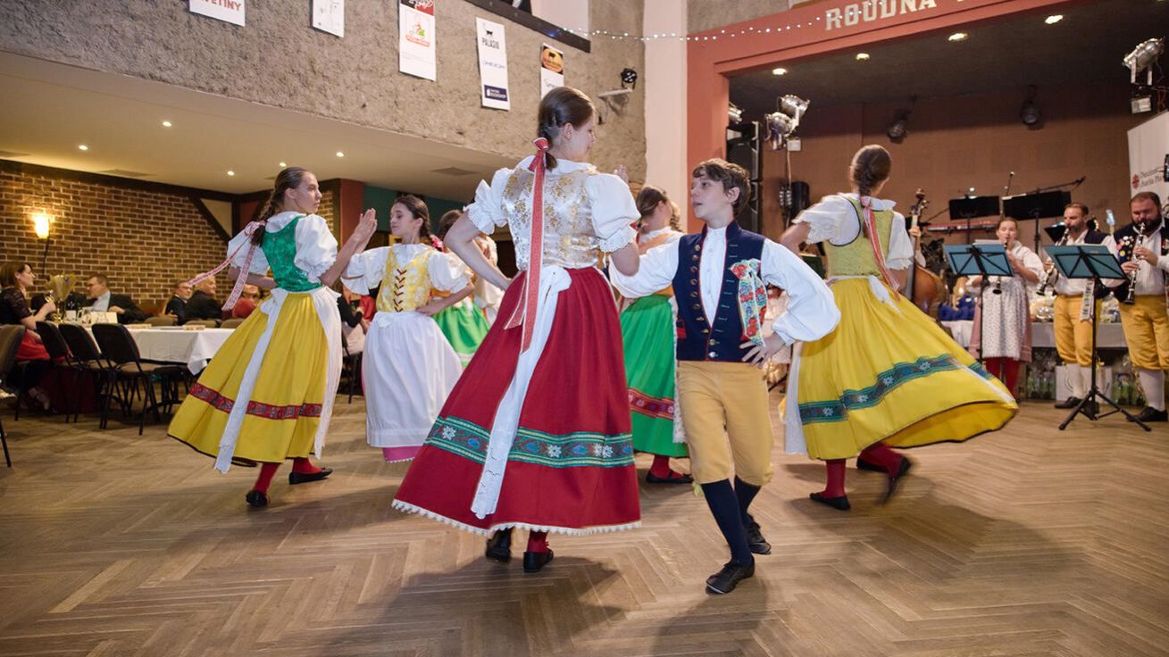 image:Image V duchu šumavského a chodského folklóru se nesl benefiční ples Diecézní charity Plzeň ve prospěch projektů v Latinské Americe.