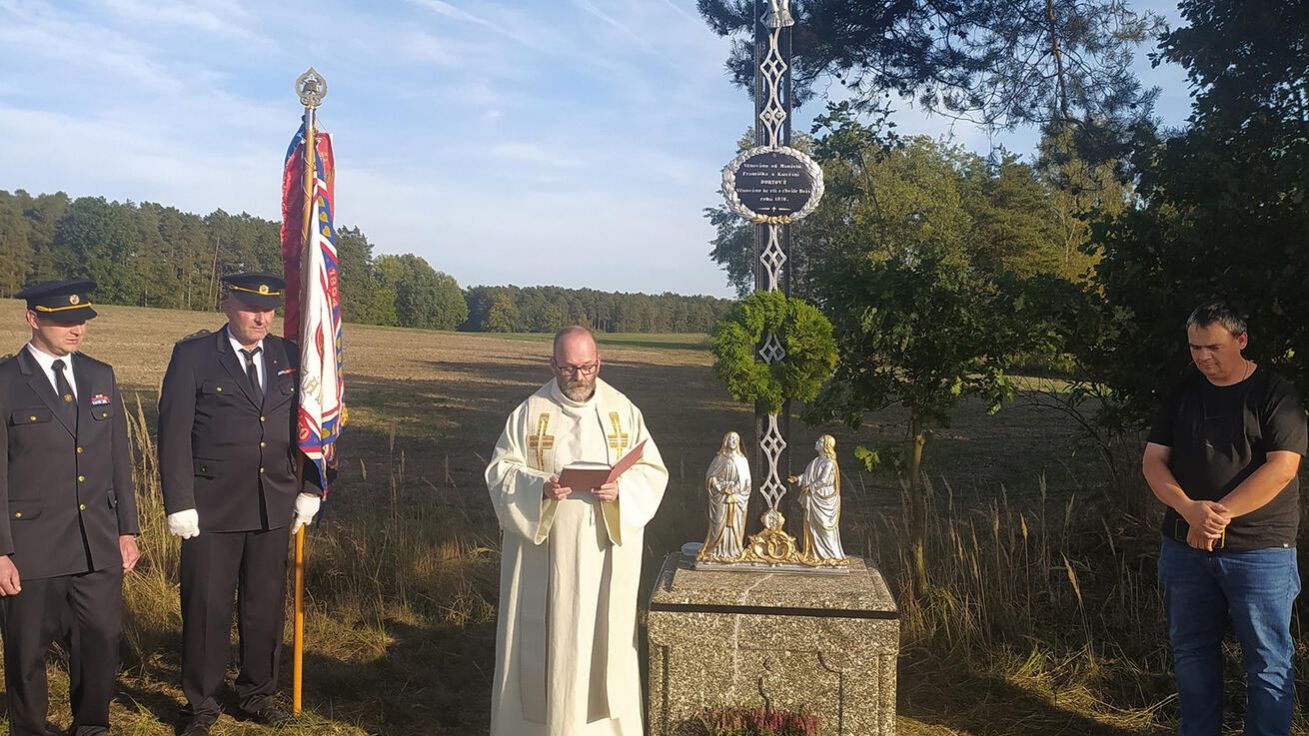image:Image Opravený kříž se vrátil do Záboří.