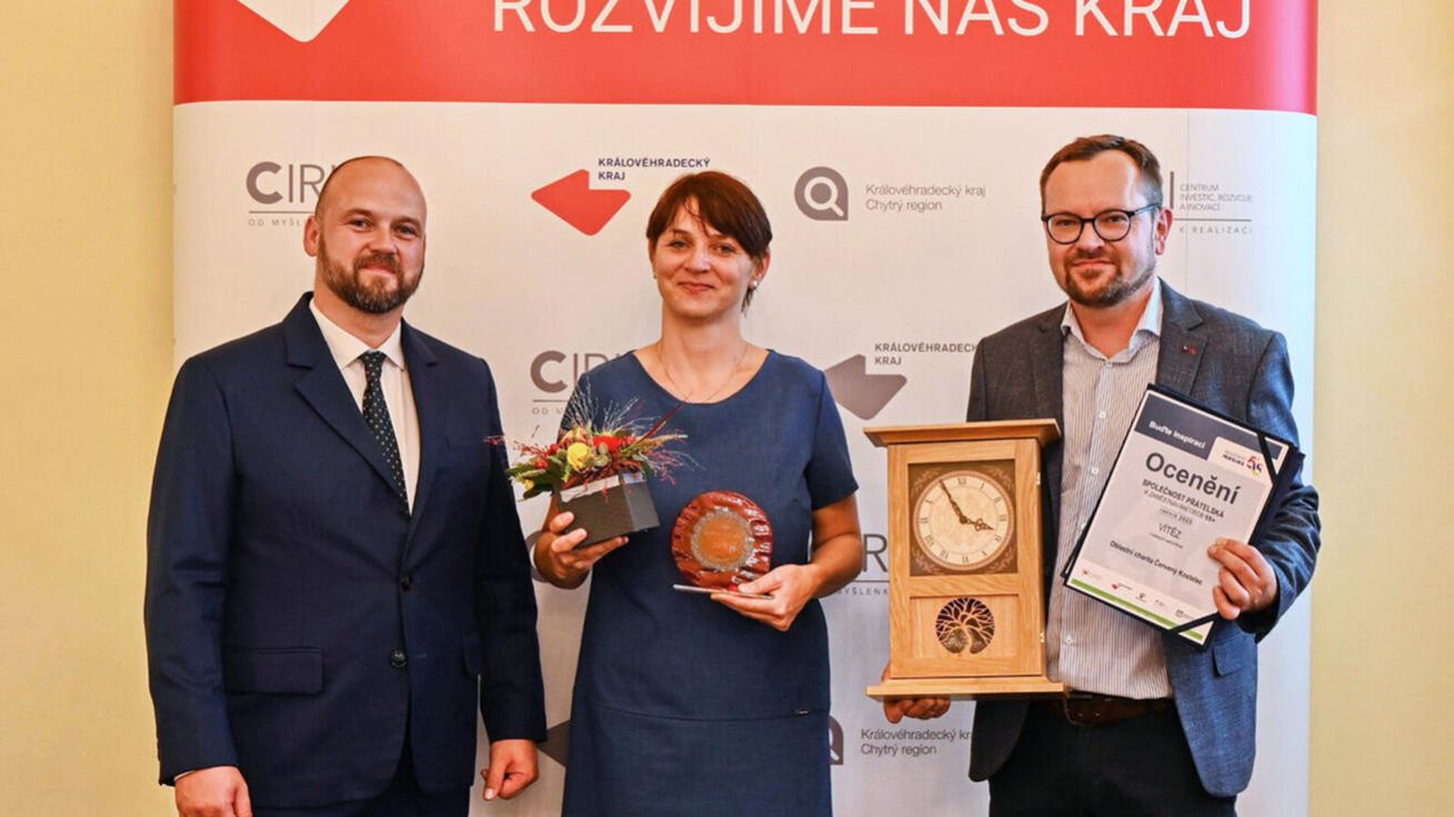 image:Image Za Oblastní charitu v Červeném Kostelci převzala ocenění Dagmar Flosová.