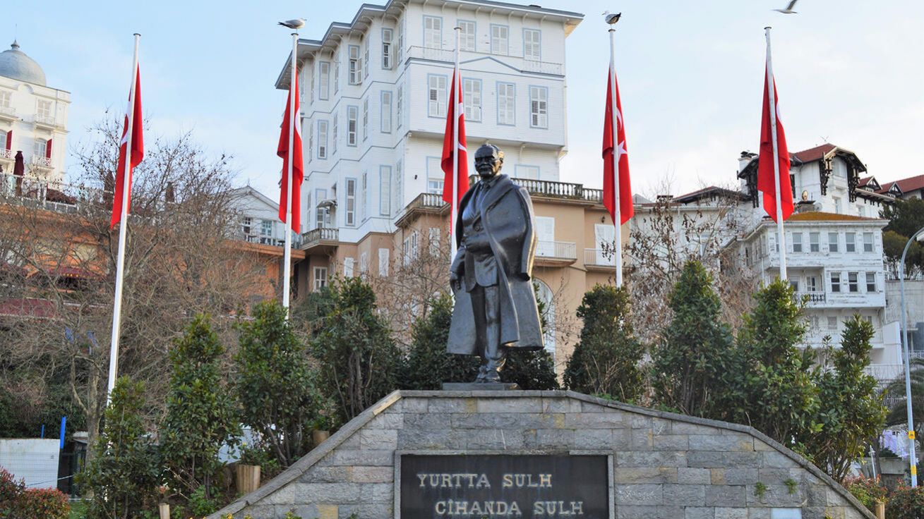 image:Image Mustafa Kemal se oblékal po evropském vzoru. Proslavil se také tím, že oproti orientálním plnovousům dával přednost hladce oholené tváři.