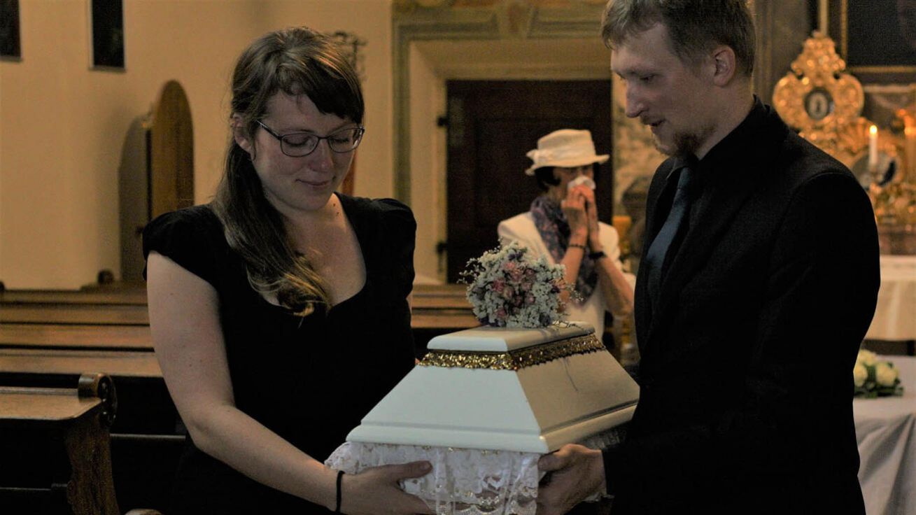 image:Image Pohřeb mrtvě narozeného dítěte je příležitost přijmout ho jako zesnulého člena rodiny.