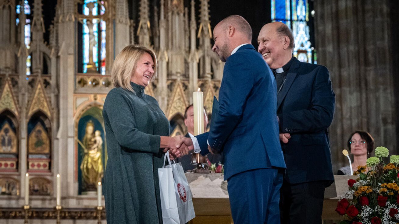 image:Image Světlana Porsche přebírá ocenění z rukou ředitele Charity ČR Lukáše Curyla. Zcela vpravo prezident Charity ČR biskup Pavel Posád.