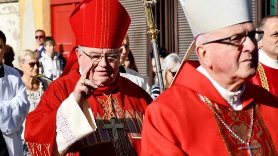 image:Image Kardinál Dominik Duka daroval památeční růžence členům Cesty 121.