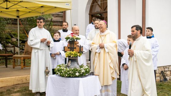 image:Image Biskup Pavel Posád posvětil nový zvon v Hodkově.
