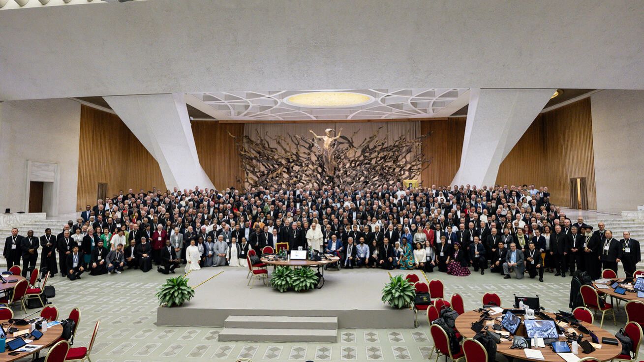 image:Image Bezmála čtyři stovky účastníků synody se hromadně vyfotily spolu s papežem Františkem.