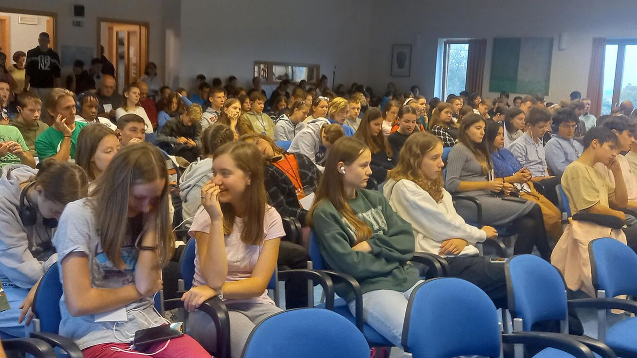 image:Image Naplnit svůj život sledováním TikToku, nebo pěstováním přátelství? Mladí fokolaríni mají jasno.