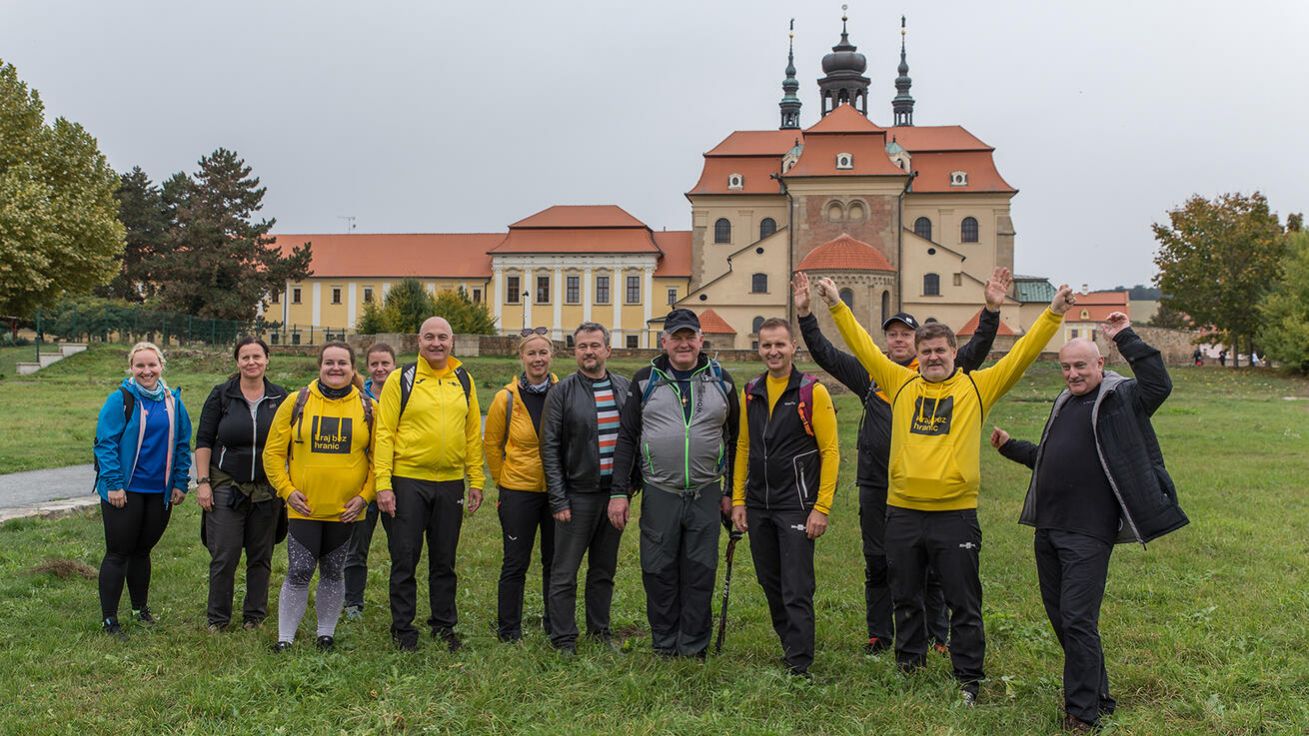 image:Image Biskup Nuzík (uprostřed) a krajští radní.