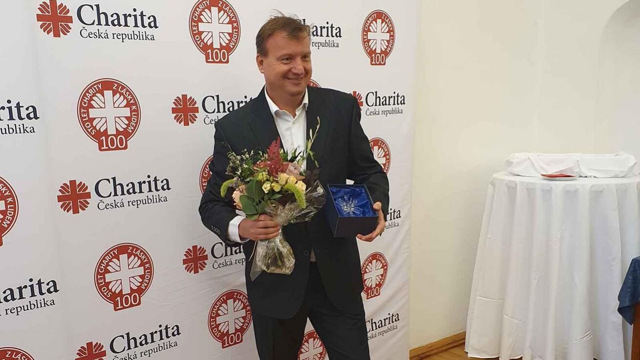 image:Image Vedoucí Azylového domu v Domažlicích Jiří Svoboda převzal Cenu Charity ČR 2023 z rukou prezidenta organizace biskupa Pavla Posáda a jejího ředitele Lukáše Curyla.