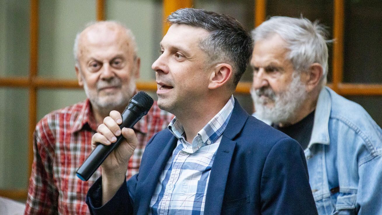 image:Image Jan Heinzl (s mikrofonem) pravidelně zve do kláštera na besedy. V září představoval s legendou Jizerských hor (vpravo) Miroslavem Nevrlým společně vydaný nástěnný kalendář na příští rok.