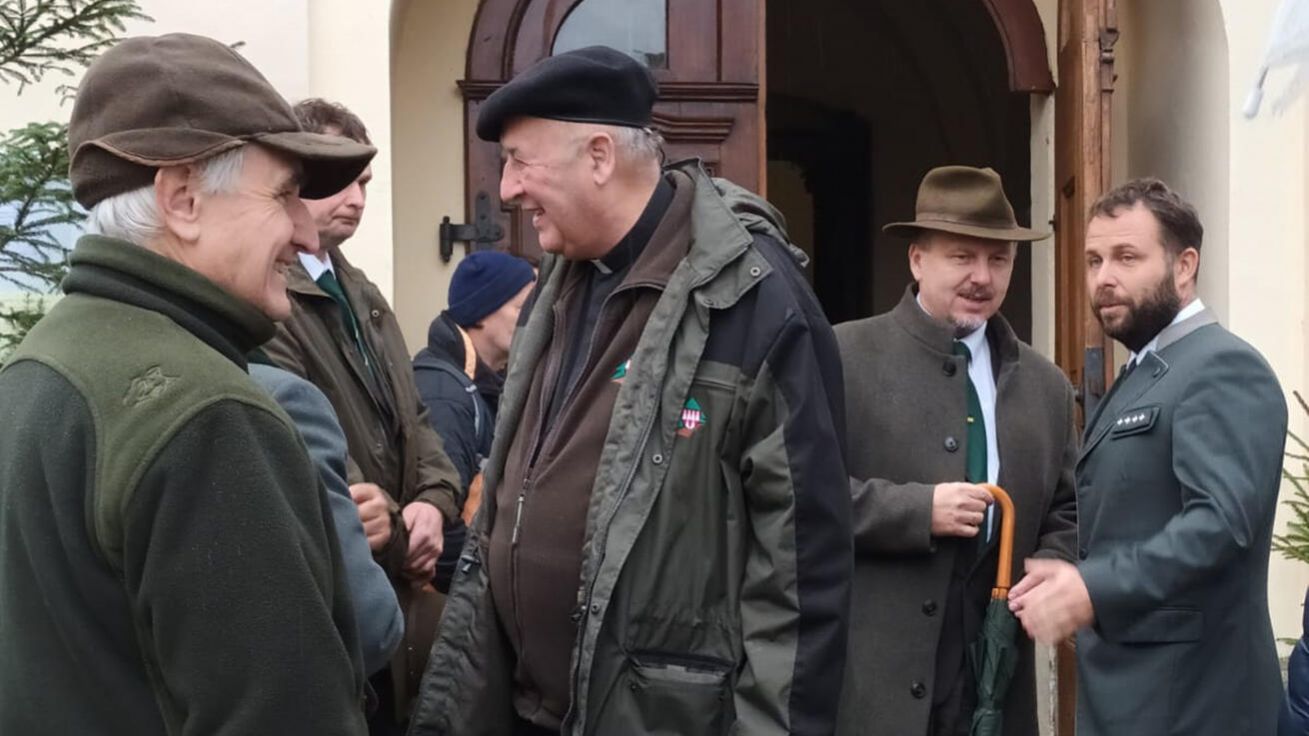 image:Image Arcibiskup spolu s lesníky.