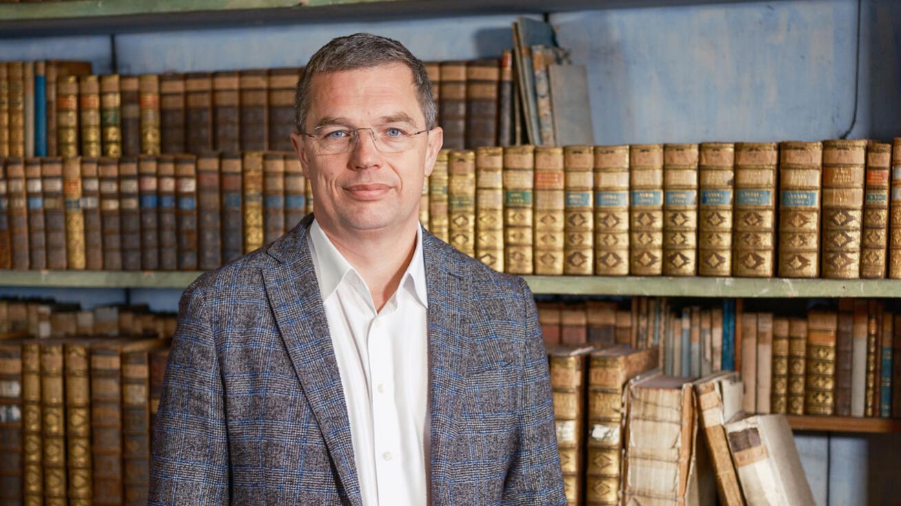 image:Image Podnikatel a filantrop Jan Školník v knihovně broumovského kláštera.