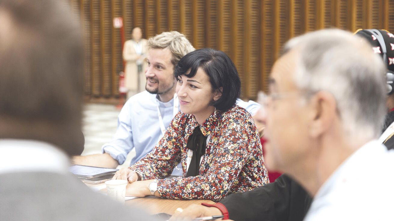 image:Image Průlomové bylo zapojení žen (na snímku je ukrajinská delegátka Maria Sabovová). Na synodě bylo přes 50 žen, což se blížilo počtu přítomných kardinálů, jak ve svém komentáři připomněl Christopher Lamb.