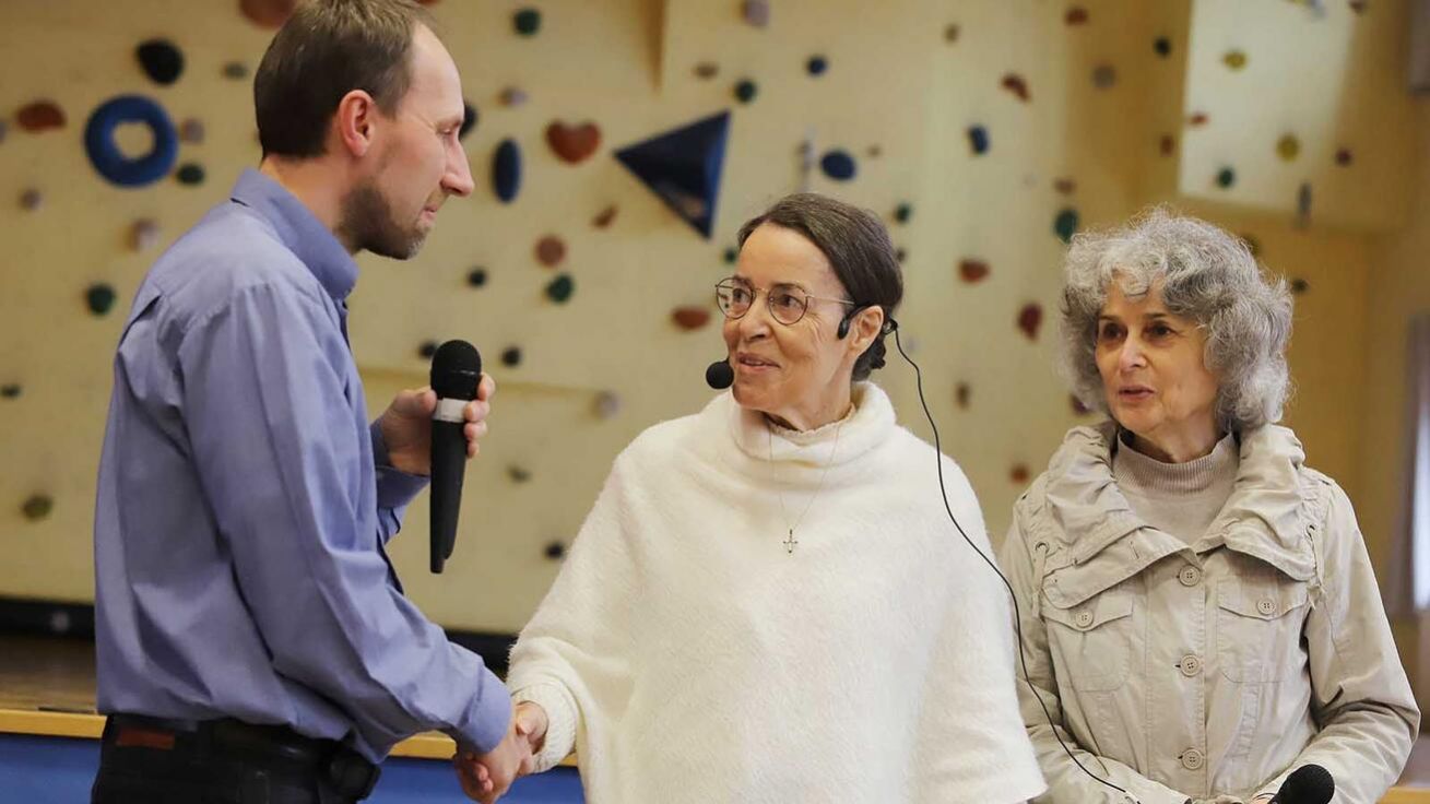 image:Image Jo Croissant a její překladatelku Otílii Dvoreckou přivítal předseda Katolického domu Petr Křížek.