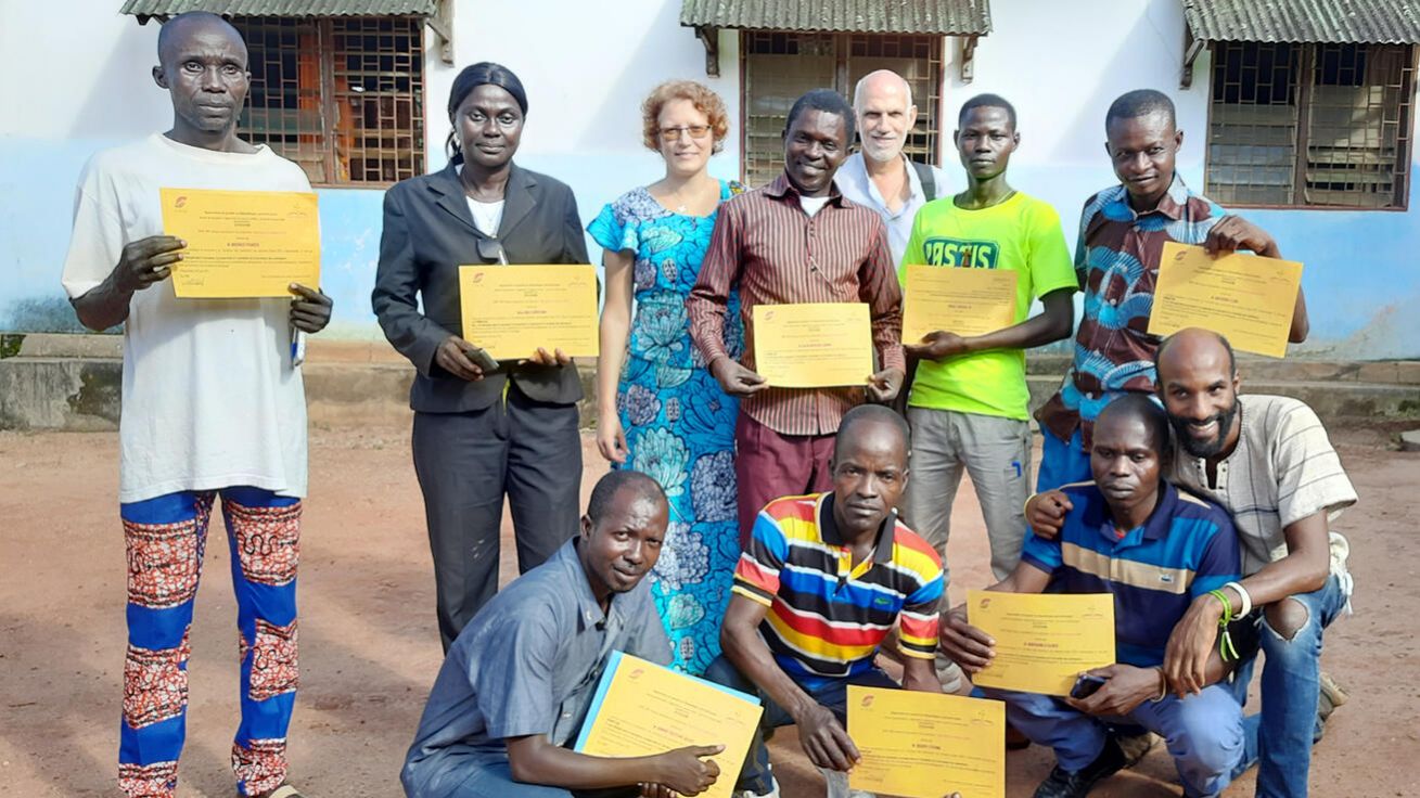 image:Image Středoafrické učitele učíme lépe vyučovat, a tím vychovávat nové, vzdělané generace. Jana Škubalová na snímku uprostřed mezi učiteli s certifikáty o absolvovaném školení v programu SIRIRI „Škola hrou v SAR“.