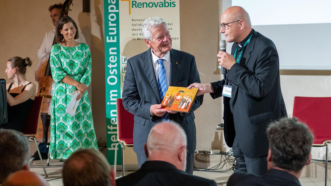 image:Image Bývalý německý prezident Joachim Gauck (vlevo) dostal na kongresu Renovabis pravoslavnou ikonu jako symbol, že se Renovabis snaží budovat mosty mezi západem a východem Evropy.