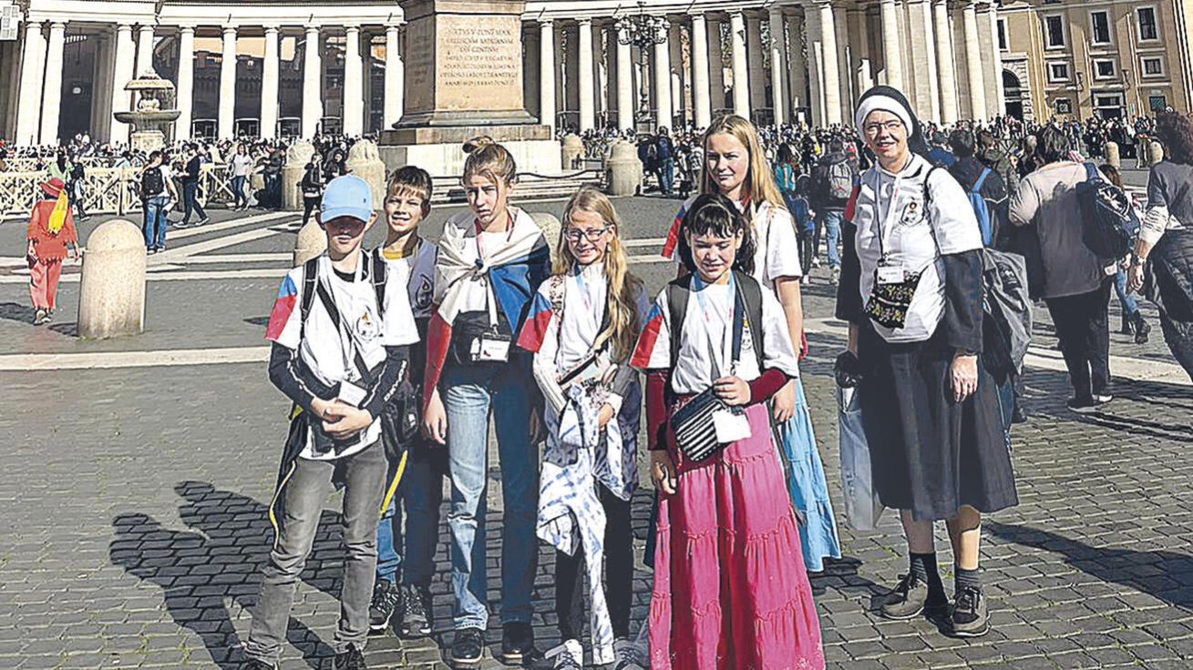 image:Image Před setkáním s papežem si děti prohlédly vatikánskou baziliku.