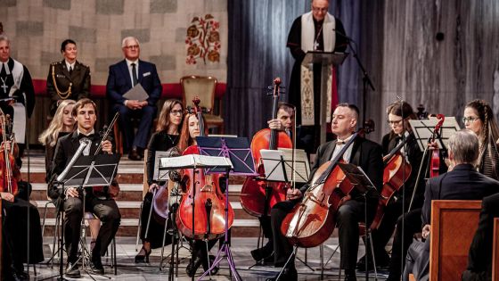image:Image Bohoslužbu doprovázel orchestr, promluvu přednesl arcibiskup Jan Graubner.
