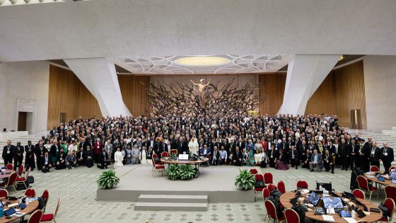 image:Image Bezmála čtyři stovky účastníků synody se hromadně vyfotily spolu s papežem Františkem.