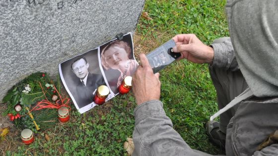 image:Image OBĚTI HEYDRICHIÁDY uctily v bývalém koncentračním táboře Mauthausen tři desítky poutníků z Česka v čele s policejním kaplanem Jiřím Ignácem Laňkou. Součástí piety byla bohoslužba slova ve zdejší kapli, během níž zazněla jména tří stovek zavražděných. „Za každým jménem je konkrétní člověk se svými radostmi i starostmi, sny a plány. Na své životní pouti se dostali na rozcestí a vybrali si směr k pravdě a spravedlnosti. Jejich památka nás zavazuje ke stálé bdělosti, k pečlivému rozlišování dobra a zla, kterému se musíme s Boží pomocí stále učit,“ řekl Laňka. Příbuzní obětí položili květiny a zapálili svíčky na místě poprav či za plotem, kam nacisté sypali popel ze spálených těl.