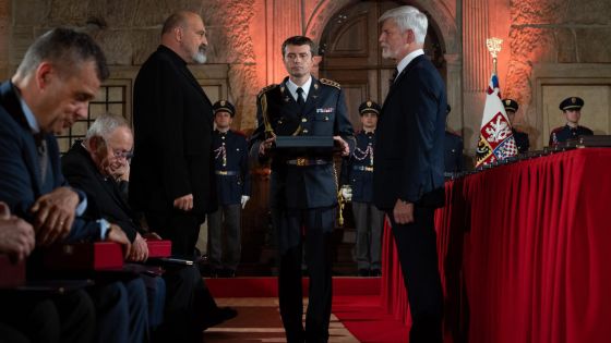 image:Image Mons. Tomáš Halík přebírá Řád TGM.