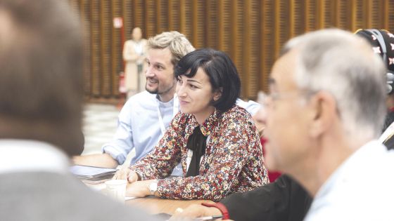 image:Image Průlomové bylo zapojení žen (na snímku je ukrajinská delegátka Maria Sabovová). Na synodě bylo přes 50 žen, což se blížilo počtu přítomných kardinálů, jak ve svém komentáři připomněl Christopher Lamb.