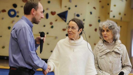 image:Image Jo Croissant a její překladatelku Otílii Dvoreckou přivítal předseda Katolického domu Petr Křížek.