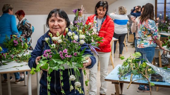 image:Image Květinové vazby si pak floristky odvezly do kostelů.