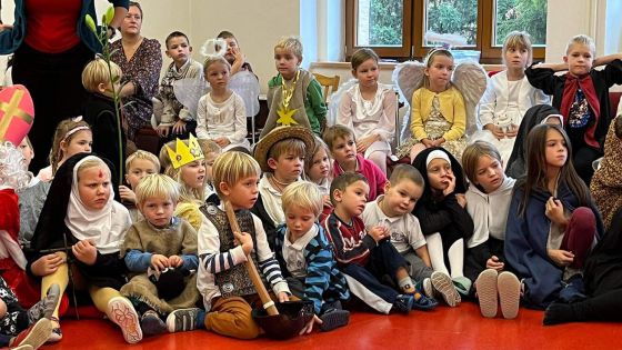 image:Image Karneval světců na oslavu Všech svatých uspořádali letos také v pražské školce sv. Augustina.
