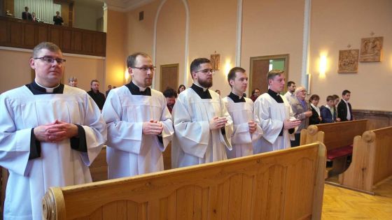 image:Image Přijetí kandidatury prožilo v neděli pět bohoslovců Arcibiskupského kněžského semináře - čtyři z olomoucké arcidiecéze a jeden z ostravskoopavské diecéze. Ujistit je tímto způsobem o tom, že s nimi církev počítá, přijel do Olomouce ostravsko-opavský biskup Martin David. „Při těchto,zásnubách‘, jak se kandidatuře někdy říká, byly přítomné i rodiny dotyčných bohoslovců, aby je také ony podpořily svojí modlitbou. Po mši svaté, při které obřad proběhl, jsme se pak setkali při společn ém obědě v seminární jídelně,“ shrnul bohoslovec 3. ročníku Filip Kohut.