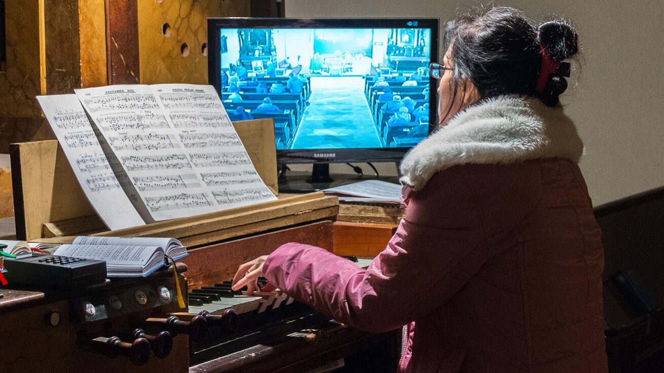 image:Image Varhaník musí často zvládat nejen hru, ale i mnoho dalšího.