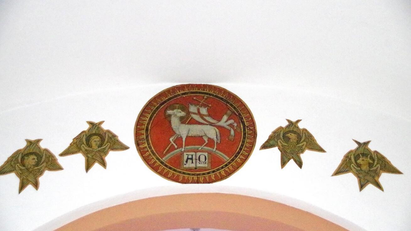 image:Image Beránek znázorňující Krista se symboly evangelistů (farní kostel svaté Gertrudy, Beuderath, Německo).