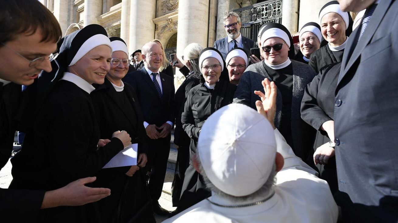 image:Image PO GENERÁLNÍ AUDIENCI 8. LISTOPADU se s papežem pozdravili zástupci pražské Nemocnice Milosrdných sester sv. Karla Boromejského včetně ředitelky, sestry Radimy Ivančicové (třetí zleva) a lékaře Jana Švejdy (po jejím boku).