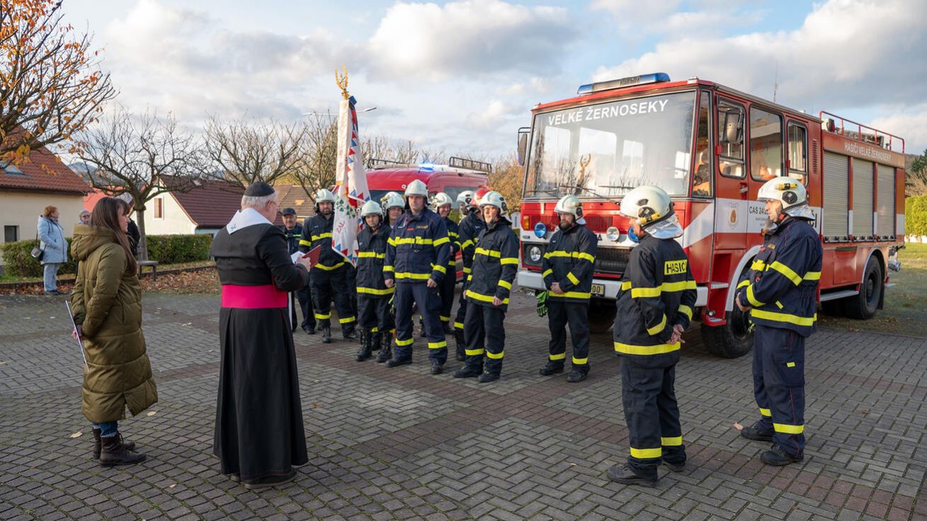 image:Image Hasiči z Velkých Žernosek na Litoměřicku mají nové auto. V sobotu 18. listopadu jim ho při slavnostním předání požehnal generální vikář Mons. Martin Davídek.