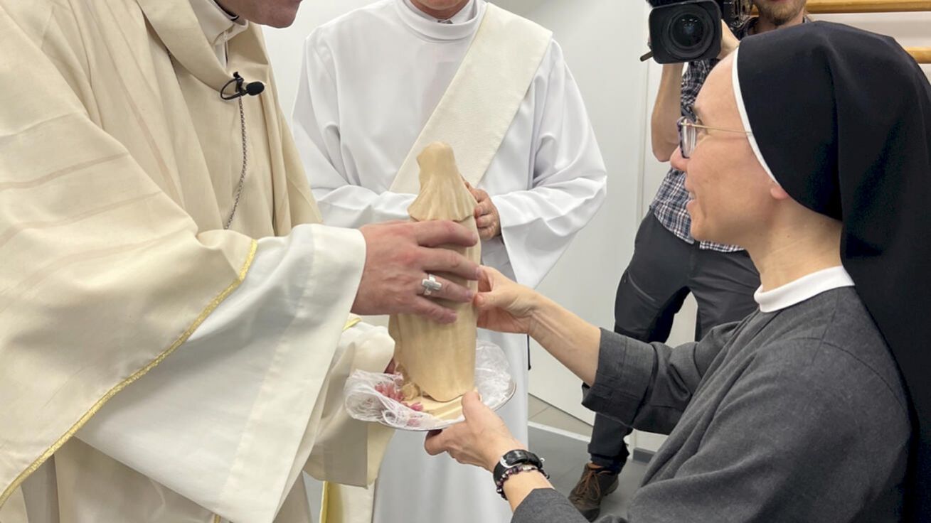 image:Image Sochu sv. Anežky požehnal biskup Zdenek Wasserbauer.