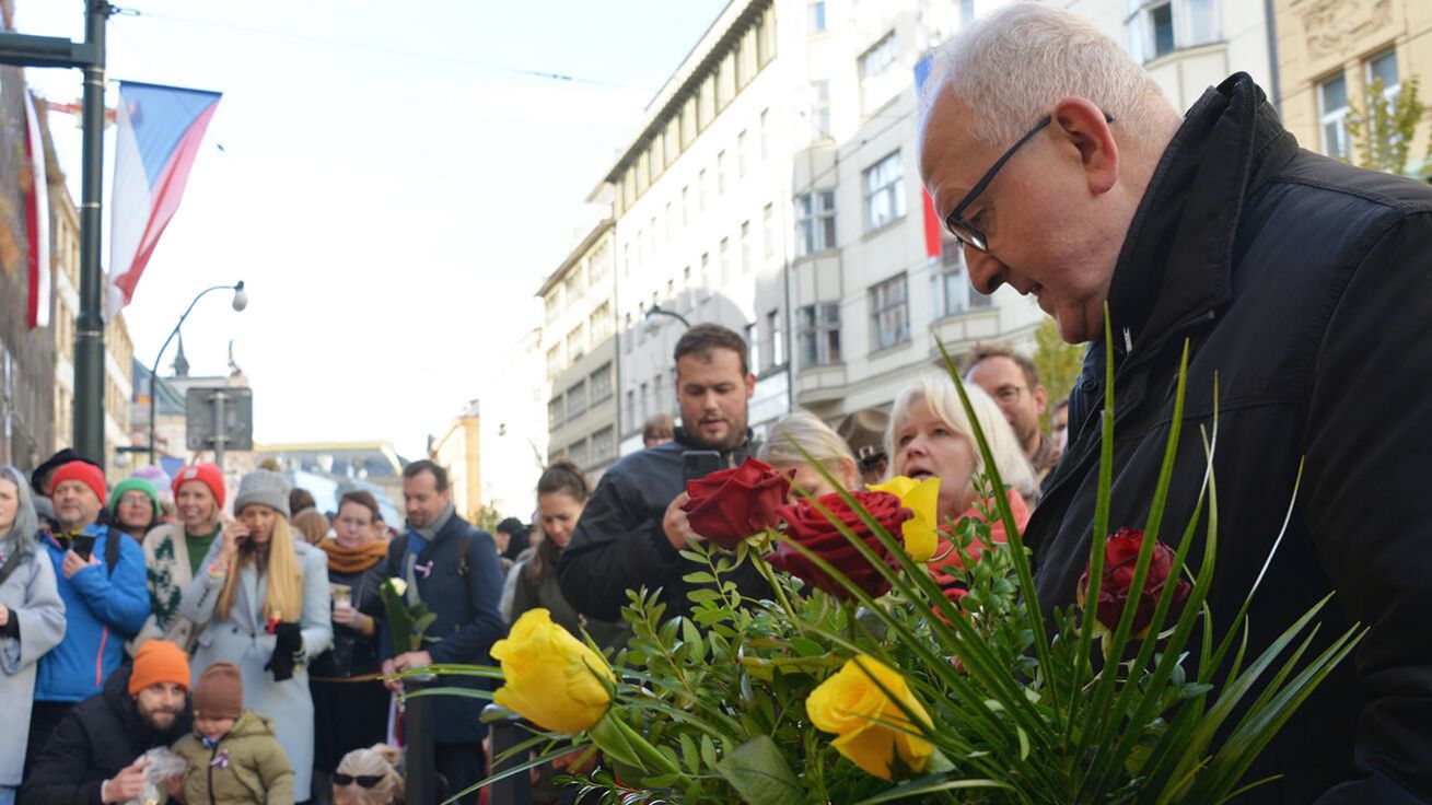 Po děkovné mši se věřící s biskupem Janem Baxantem vydali na Národní třídu k památníku 17. listopadu. image:Image Po děkovné mši se věřící s biskupem Janem Baxantem vydali na Národní třídu k památníku 17. listopadu.