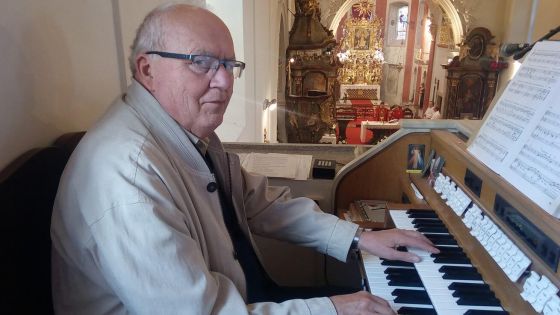 image:Image Jubilant Ladislav Šotek za oblíbenými klávesami.