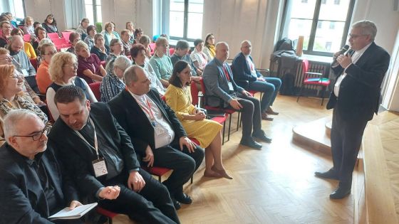 image:Image Biskup Pavel Konzbul při diskusi s katechety po svém referátu.