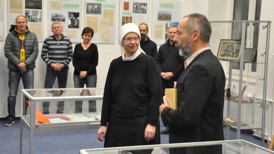 image:Image Boromejka Angelika Pintířová připomněla ve Vimperku v rámci festivalu Šumava Litera svého otce, učitele Adolfa Pintíře na vernisáži výstavy i při besedě.