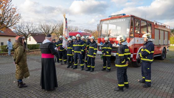 image:Image Hasiči z Velkých Žernosek na Litoměřicku mají nové auto. V sobotu 18. listopadu jim ho při slavnostním předání požehnal generální vikář Mons. Martin Davídek.