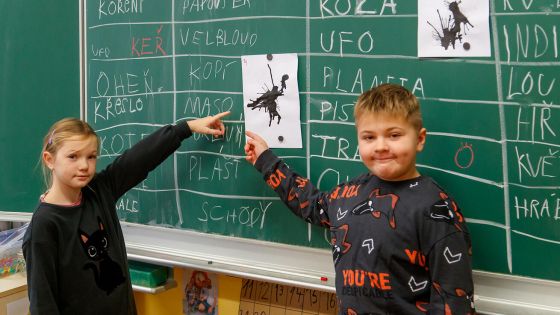 image:Image Holky a kluci z Církevní ZŠ rádi předvedou hostům a návštěvám, cl všechno už umějí. Do hodin se mohou přijít podívat rodiče, aby věděli, jak výuka vypadá, nebo sami s dětmi tvořili či besedovali o tématech, kterým se věnují ve své profesi. 